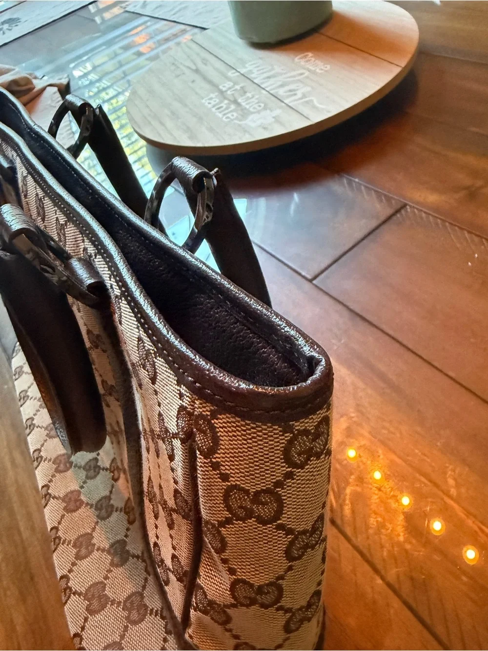 Gucci tote signature